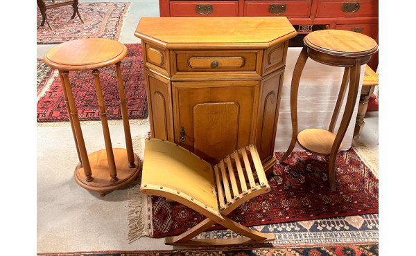 Petit meuble à une porte + repose-pied (