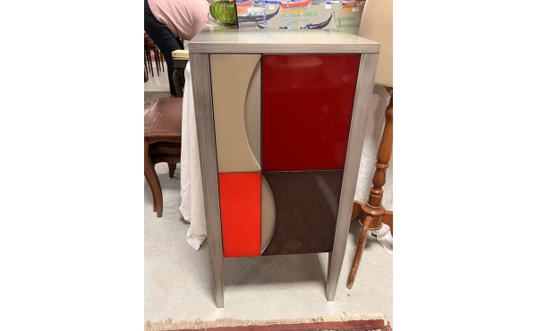 Petit meuble à 2 portes laquées en coule