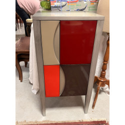 Petit meuble à 2 portes laquées en coule