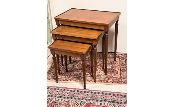 Trois tables gigognes en bois fruitier. 