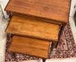 Trois tables gigognes en bois fruitier. 