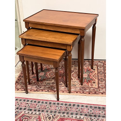 Trois tables gigognes en bois fruitier. 