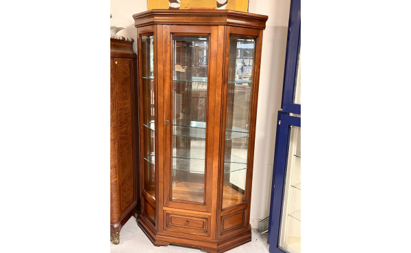 Vitrine à pans coupés en merisier, vitre