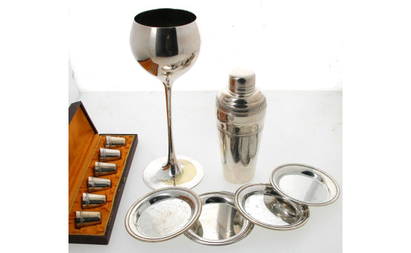 Shaker en métal argenté : on y joint 4 d