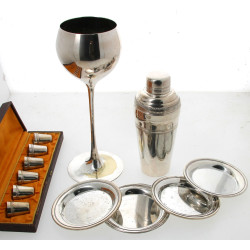 Shaker en métal argenté : on y joint 4 d