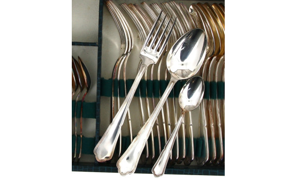 Ménagère en métal argenté modèle filets 