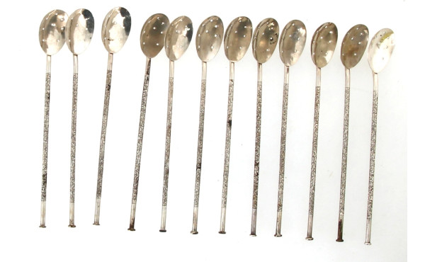 12 cuillères à cocktail formant pailles 