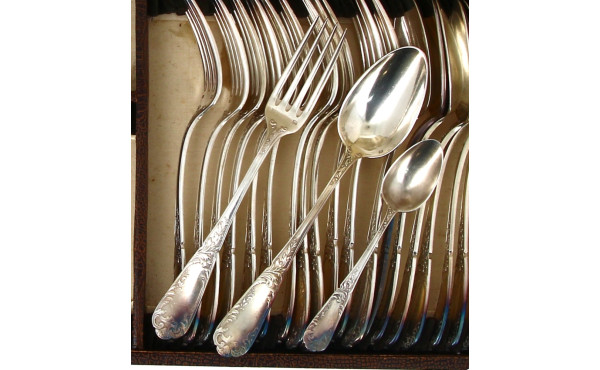 Ménagère en métal argenté décor rocaille