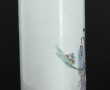 CHINE - Vase rouleau en porcelaine à déc