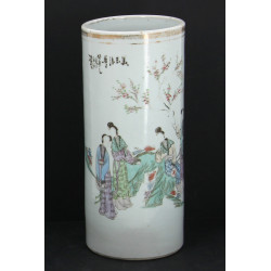 CHINE - Vase rouleau en porcelaine à déc