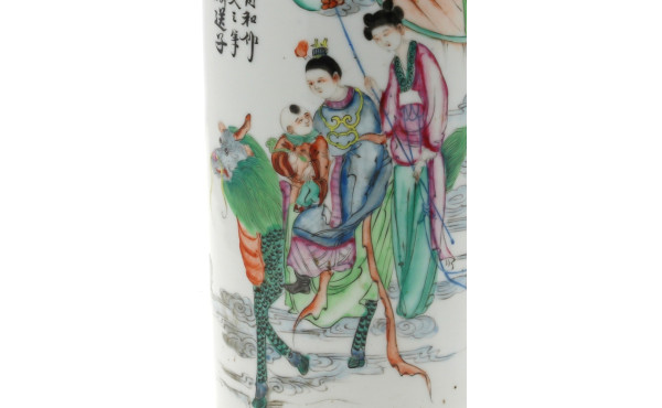 CHINE - Vase rouleau en porcelaine à déc