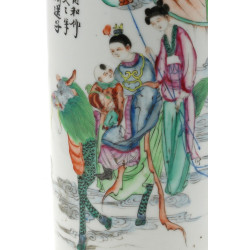 CHINE - Vase rouleau en porcelaine à déc
