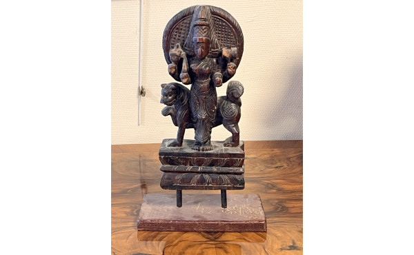 Sculpture en bois figurant une déesse in