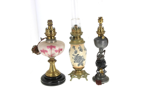 Trois lampes à pétrole dont 2 électrifié