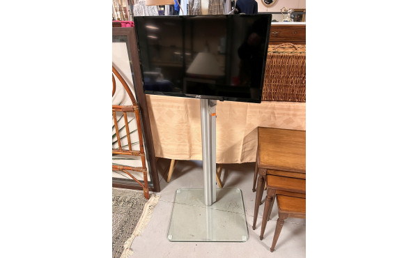 Téléviseur JVC (55 x 32,5 cm) sur suppor