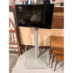 Téléviseur JVC (55 x 32,5 cm) sur suppor