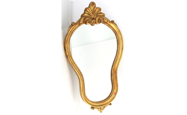 Miroir doré à décor d'une coquille et ra