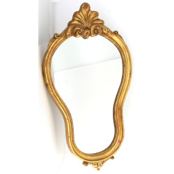 Miroir doré à décor d'une coquille et ra