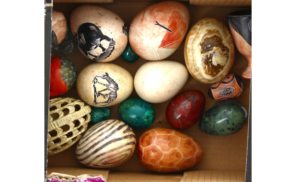 Lot de 16 œufs en pierre dont certains d