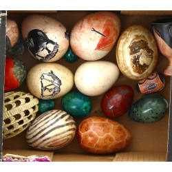 Lot de 16 œufs en pierre dont certains d