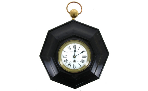 Ancienne pendule à suspendre en tôle laq