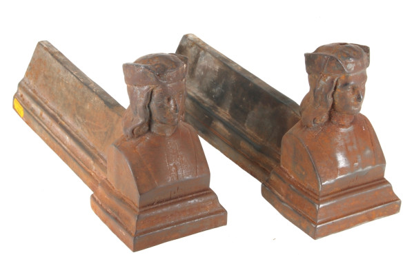 Paire de chenets anciens à décor d'un bu