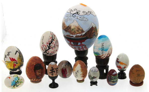 Japon et Chine - Lot de 13 œufs décorés,