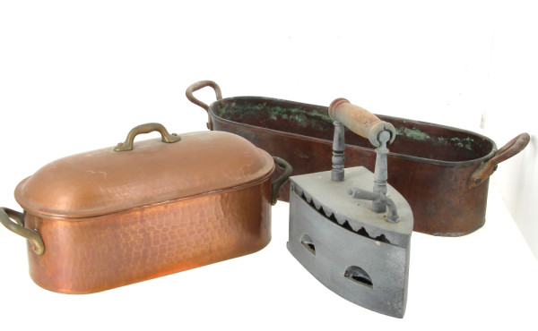 2 plats allongés en cuivre dont un avec 