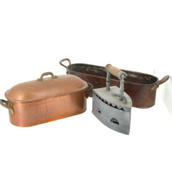 2 plats allongés en cuivre dont un avec 