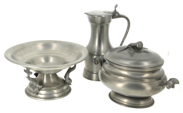 Lot d'étains dont coupe sur piédouche, p