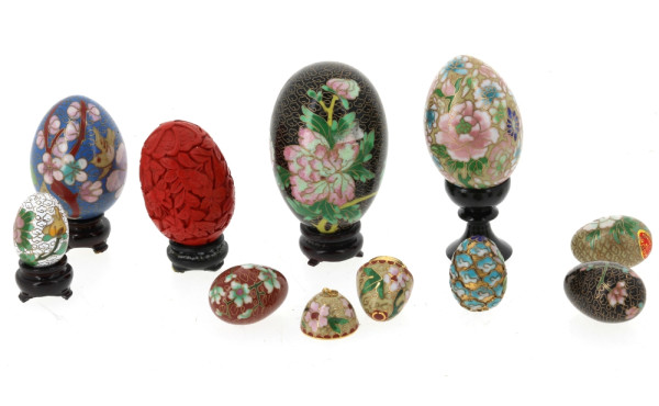 CHINE - Lot de 10 œufs décoratifs de dif