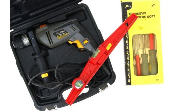 Lot comprenant une perceuse, un niveau e