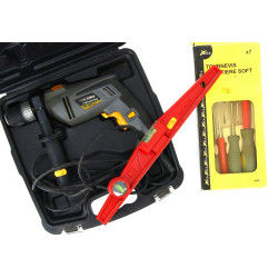 Lot comprenant une perceuse, un niveau e