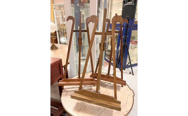 Trois chevalets à poser en bois, H 60 cm