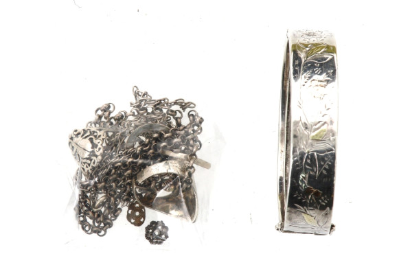 Bracelet jonc ouvrant en argent gravé de