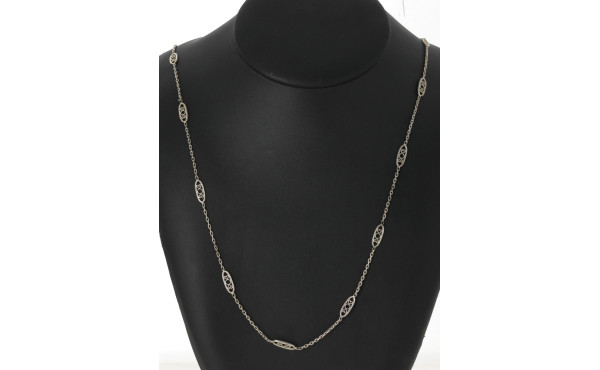 Un collier et une chaîne en argent, poid