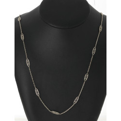 Un collier et une chaîne en argent, poid