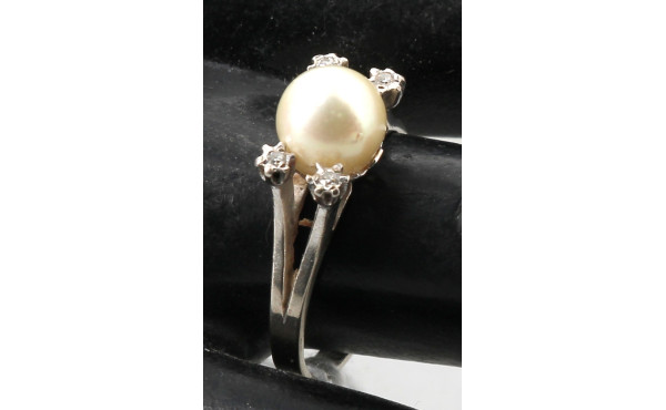 Bague en or gris 18 cts, sertie d'une pe