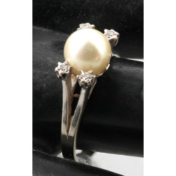 Bague en or gris 18 cts, sertie d'une pe