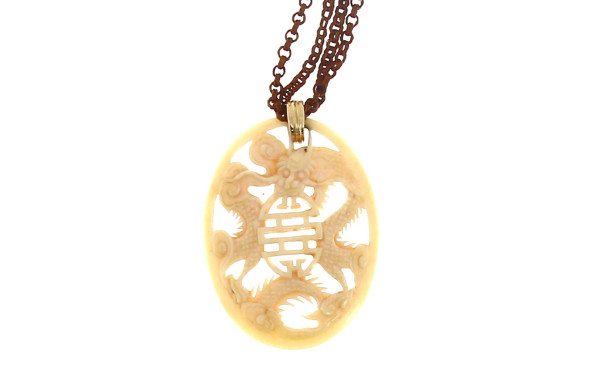 Pendentif médaillon de forme ovale coule