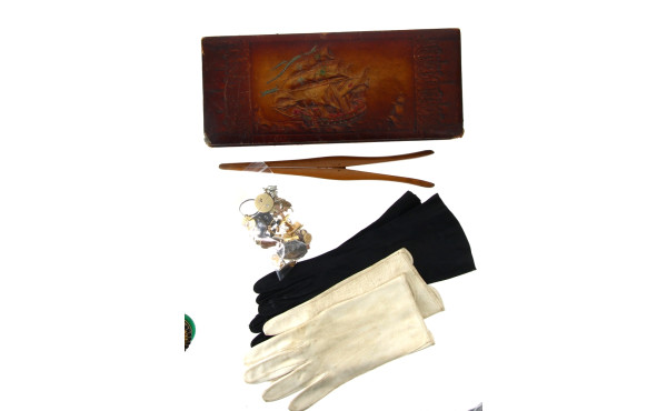 Lot comprenant un petit lot de bijoux fa