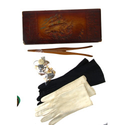 Lot comprenant un petit lot de bijoux fa