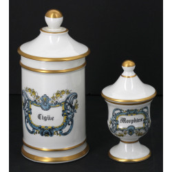 2 pots à pharmacie en porcelaine polychr