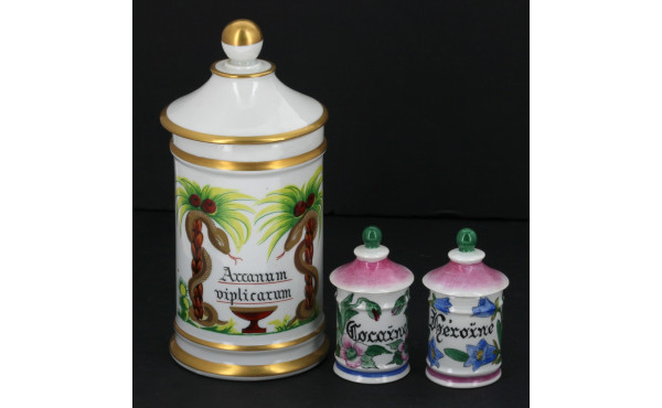 3 pots à pharmacie en porcelaine polychr