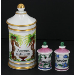 3 pots à pharmacie en porcelaine polychr
