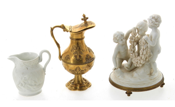 Groupe de trois putti en biscuit blanc d