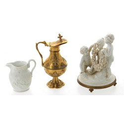 Groupe de trois putti en biscuit blanc d