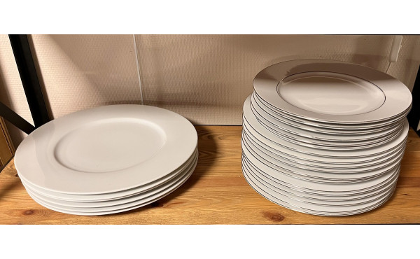 Ensemble d'assiettes en porcelaine blanc