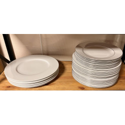 Ensemble d'assiettes en porcelaine blanc
