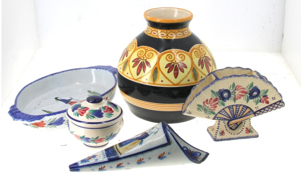Lot de faïences de Quimper : vases dont 